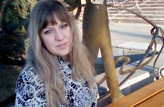 В 18 лет практически перестала слышать. Улучшение слуха произошло уже после вводных лекций
