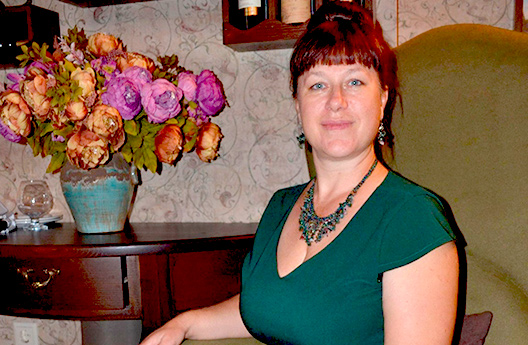 Стала намного спокойнее к поведению мужа. Его повысили на работе