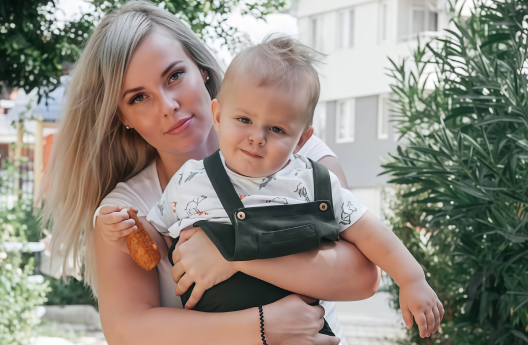 Раньше ходила сутулая, а сейчас плечи опустились, и шея даже длиннее стала