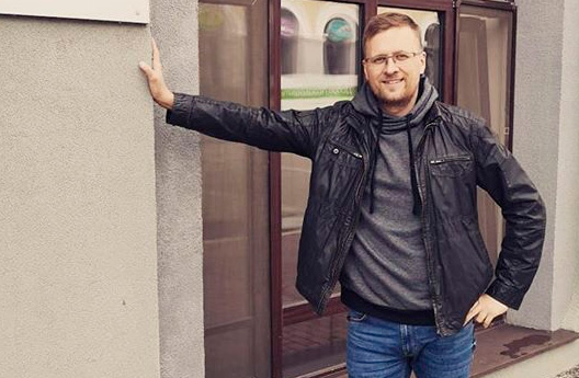 Был скандальным человеком, высмеивал чужие недостатки. Сейчас со мной стало приятно общаться